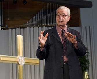 Dallas Willard presents a Ministry in Contemporary Culture seminar at the George Fox Evangelical Seminary in Portland, Oregon, in 2008. (Photo courtesy of Loren Kerns/Wikimedia Commons.)