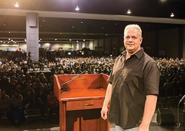 ICOM President Jim Tune stands before a crowd at ICOM 2015 in Richmond, Virginia, shortly before kicking off a main session.